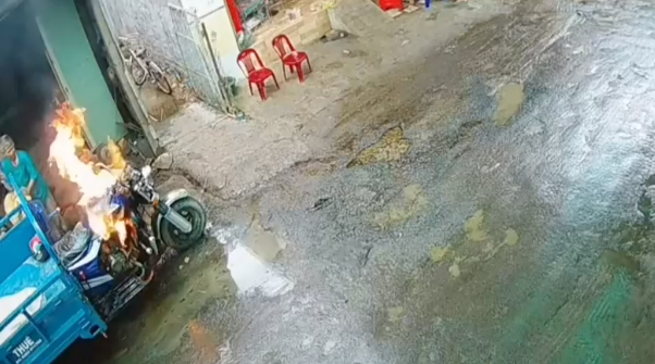 Người đàn ông hàn điện gần bình xăng và khoảnh khắc ngọn lửa bùng lên khiến cả xóm chạy tán loạn Người đàn ông hàn điện gần bình xăng và khoảnh khắc ngọn lửa bùng lên khiến cả xóm chạy tán loạn