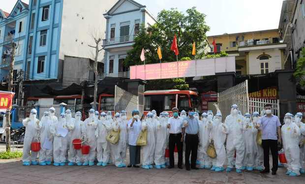 400 nhân viên y tế ra quân, test nhanh cho gần 19.000 công nhân và người dân tại 3 điểm nóng nhất của Việt Yên (Bắc Giang) 400 nhân viên y tế ra quân, test nhanh cho gần 19.000 công nhân và người dân tại 3 điểm nóng nhất của Việt Yên (Bắc Giang)