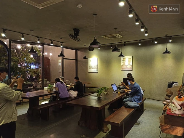 3 quán cafe ở Sài Gòn bị xử phạt 60 triệu đồng vì nhận hàng chục khách ngồi tại chỗ 3 quán cafe ở Sài Gòn bị xử phạt 60 triệu đồng vì nhận hàng chục khách ngồi tại chỗ