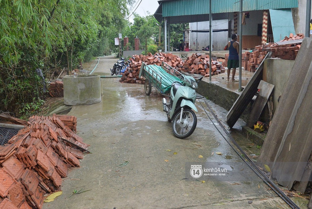 Người dân vùng lũ Hà Tĩnh nói về khoản 13,7 tỷ quyên góp của NS Hoài Linh: 'Khi nước rút mới là lúc cần cứu trợ nhất, 1 nắm khi đói bằng 1 gói khi no' - 2 Người dân vùng lũ Hà Tĩnh nói về khoản 13,7 tỷ quyên góp của NS Hoài Linh: 'Khi nước rút mới là lúc cần cứu trợ nhất, 1 nắm khi đói bằng 1 gói khi no' - 2