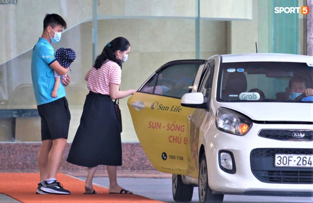 Quỳnh Anh kể khoảnh khắc cảm động trước giờ tạm biệt Duy Mạnh: Con trai đập cửa xe đòi ra với bố, Duy Mạnh chạy theo để bế con Quỳnh Anh kể khoảnh khắc cảm động trước giờ tạm biệt Duy Mạnh: Con trai đập cửa xe đòi ra với bố, Duy Mạnh chạy theo để bế con