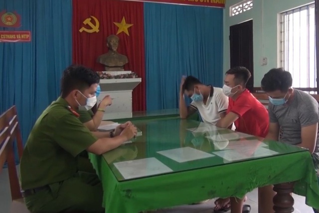 Nhóm thanh niên xông vào nhà bắt cô gái, đưa đến nhà nghỉ để 'giam lỏng' - 1 Nhóm thanh niên xông vào nhà bắt cô gái, đưa đến nhà nghỉ để 'giam lỏng' - 1