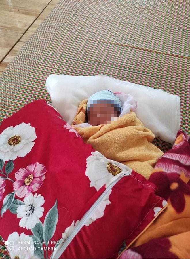 Xót xa hình ảnh bé 3 ngày tuổi phải cách ly vì mẹ mắc COVID-19, bố điều trị ung thư ở viện K Xót xa hình ảnh bé 3 ngày tuổi phải cách ly vì mẹ mắc COVID-19, bố điều trị ung thư ở viện K
