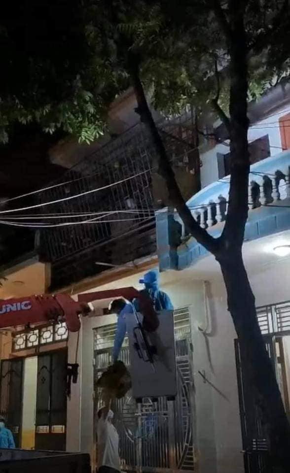 Bắc Giang: Người phụ nữ theo Hội Thánh Đức Chúa Trời là F1 không chịu đi cách ly, cảnh sát điều cả xe thang tới cưỡng chế Bắc Giang: Người phụ nữ theo Hội Thánh Đức Chúa Trời là F1 không chịu đi cách ly, cảnh sát điều cả xe thang tới cưỡng chế