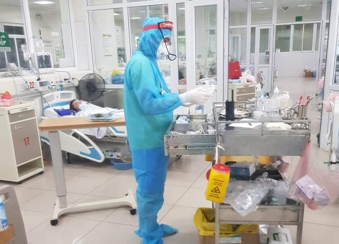 Bộ Y tế gỡ cách ly, lãnh đạo Bệnh viện Bệnh Nhiệt đới tự nguyện gia hạn thêm 2 tuần - 1 Bộ Y tế gỡ cách ly, lãnh đạo Bệnh viện Bệnh Nhiệt đới tự nguyện gia hạn thêm 2 tuần - 1