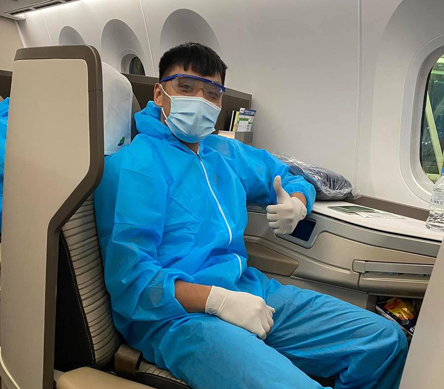 Những người hùng futsal Việt Nam về nước, cách ly 21 ngày