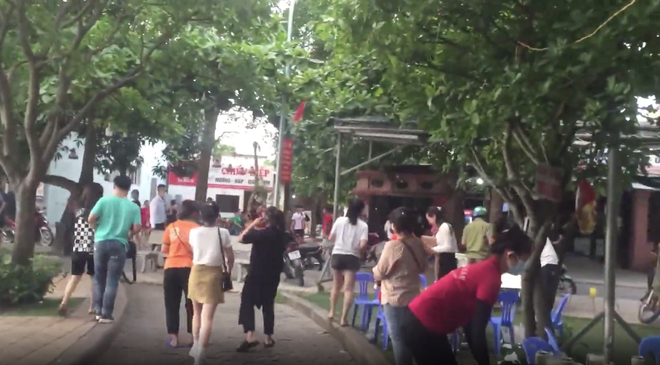 Video cả trăm khách nhậu chạy tán loạn khi thấy công an đến kiểm tra phòng dịch Covid-19 - 1 Video cả trăm khách nhậu chạy tán loạn khi thấy công an đến kiểm tra phòng dịch Covid-19 - 1