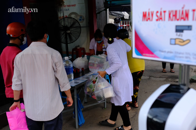 Phong tỏa Bệnh viện Quân dân y miền Đông vì ca nghi nhiễm COVID-19, người thân tiếp tế đồ ăn, quần áo trong lo lắng - 4 Phong tỏa Bệnh viện Quân dân y miền Đông vì ca nghi nhiễm COVID-19, người thân tiếp tế đồ ăn, quần áo trong lo lắng - 4