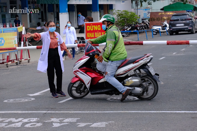 Phong tỏa Bệnh viện Quân dân y miền Đông vì ca nghi nhiễm COVID-19, người thân tiếp tế đồ ăn, quần áo trong lo lắng - 3 Phong tỏa Bệnh viện Quân dân y miền Đông vì ca nghi nhiễm COVID-19, người thân tiếp tế đồ ăn, quần áo trong lo lắng - 3