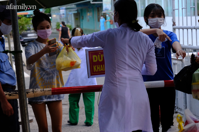 Phong tỏa Bệnh viện Quân dân y miền Đông vì ca nghi nhiễm COVID-19, người thân tiếp tế đồ ăn, quần áo trong lo lắng - 6 Phong tỏa Bệnh viện Quân dân y miền Đông vì ca nghi nhiễm COVID-19, người thân tiếp tế đồ ăn, quần áo trong lo lắng - 6