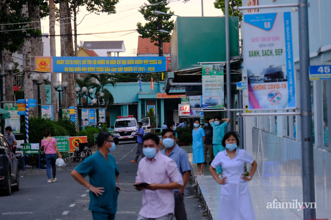 Phong tỏa Bệnh viện Quân dân y miền Đông vì ca nghi nhiễm COVID-19, người thân tiếp tế đồ ăn, quần áo trong lo lắng - 1 Phong tỏa Bệnh viện Quân dân y miền Đông vì ca nghi nhiễm COVID-19, người thân tiếp tế đồ ăn, quần áo trong lo lắng - 1