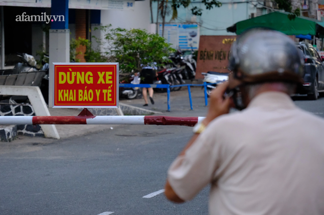 Phong tỏa Bệnh viện Quân dân y miền Đông vì ca nghi nhiễm COVID-19, người thân tiếp tế đồ ăn, quần áo trong lo lắng Phong tỏa Bệnh viện Quân dân y miền Đông vì ca nghi nhiễm COVID-19, người thân tiếp tế đồ ăn, quần áo trong lo lắng