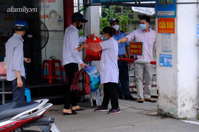Phong tỏa Bệnh viện Quân dân y miền Đông vì ca nghi nhiễm COVID-19, người thân tiếp tế đồ ăn, quần áo trong lo lắng - 5 Phong tỏa Bệnh viện Quân dân y miền Đông vì ca nghi nhiễm COVID-19, người thân tiếp tế đồ ăn, quần áo trong lo lắng - 5