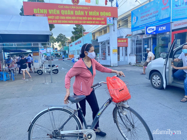 Phong tỏa Bệnh viện Quân dân y miền Đông vì ca nghi nhiễm COVID-19, người thân tiếp tế đồ ăn, quần áo trong lo lắng - 7 Phong tỏa Bệnh viện Quân dân y miền Đông vì ca nghi nhiễm COVID-19, người thân tiếp tế đồ ăn, quần áo trong lo lắng - 7