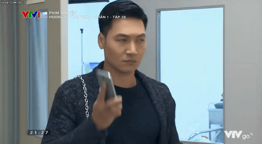 Cảnh 'soái ca' Mạnh Trường đeo túi xách của Phương Oanh gây sốt, dân mạng đồng loạt: 'Tính đi buôn giò hay gì?' - 2 Cảnh 'soái ca' Mạnh Trường đeo túi xách của Phương Oanh gây sốt, dân mạng đồng loạt: 'Tính đi buôn giò hay gì?' - 2