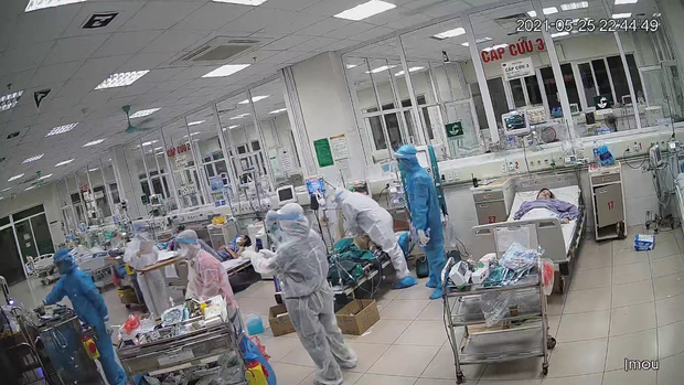 Xúc động hình ảnh các bác sĩ ép tim liên tục để cấp cứu, giành giật sự sống cho bệnh nhân COVID-19 bị ngưng tuần hoàn Xúc động hình ảnh các bác sĩ ép tim liên tục để cấp cứu, giành giật sự sống cho bệnh nhân COVID-19 bị ngưng tuần hoàn