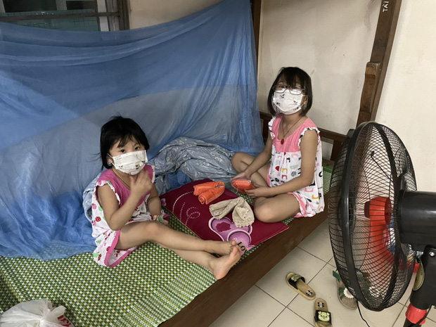 Thương lắm những em bé phải xa bố mẹ đi cách ly tập trung: Tự ăn cơm, chơi một mình và không quấy khóc - 3 Thương lắm những em bé phải xa bố mẹ đi cách ly tập trung: Tự ăn cơm, chơi một mình và không quấy khóc - 3