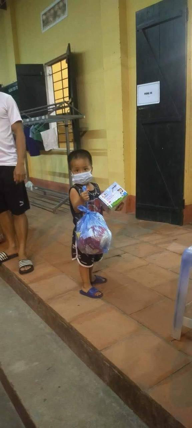 Thương lắm những em bé phải xa bố mẹ đi cách ly tập trung: Tự ăn cơm, chơi một mình và không quấy khóc - 7 Thương lắm những em bé phải xa bố mẹ đi cách ly tập trung: Tự ăn cơm, chơi một mình và không quấy khóc - 7