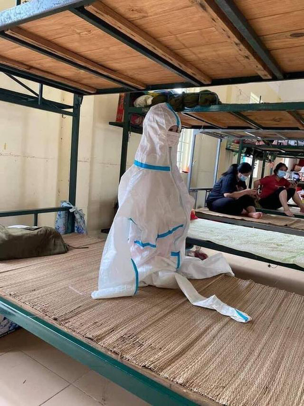 Thương lắm những em bé phải xa bố mẹ đi cách ly tập trung: Tự ăn cơm, chơi một mình và không quấy khóc - 15 Thương lắm những em bé phải xa bố mẹ đi cách ly tập trung: Tự ăn cơm, chơi một mình và không quấy khóc - 15