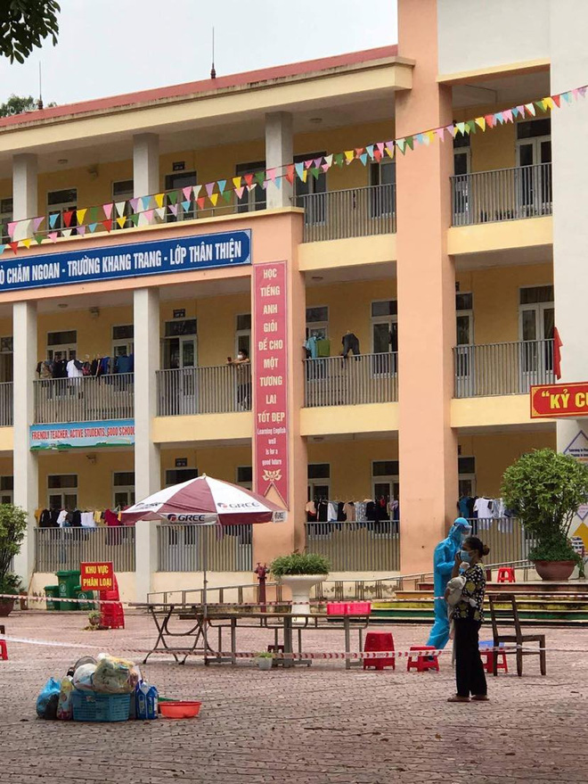 Thương lắm những em bé phải xa bố mẹ đi cách ly tập trung: Tự ăn cơm, chơi một mình và không quấy khóc - 2 Thương lắm những em bé phải xa bố mẹ đi cách ly tập trung: Tự ăn cơm, chơi một mình và không quấy khóc - 2