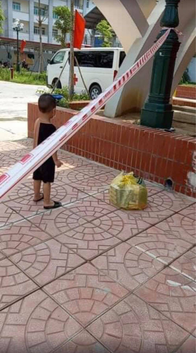 Thương lắm những em bé phải xa bố mẹ đi cách ly tập trung: Tự ăn cơm, chơi một mình và không quấy khóc - 10 Thương lắm những em bé phải xa bố mẹ đi cách ly tập trung: Tự ăn cơm, chơi một mình và không quấy khóc - 10