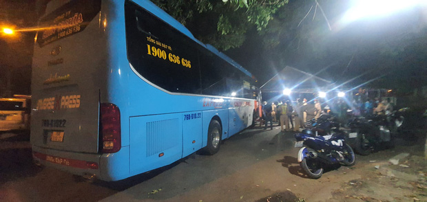 Tài xế nhốt cảnh sát trên xe, tông vào chốt kiểm dịch Covid-19 ở Đà Nẵng Tài xế nhốt cảnh sát trên xe, tông vào chốt kiểm dịch Covid-19 ở Đà Nẵng