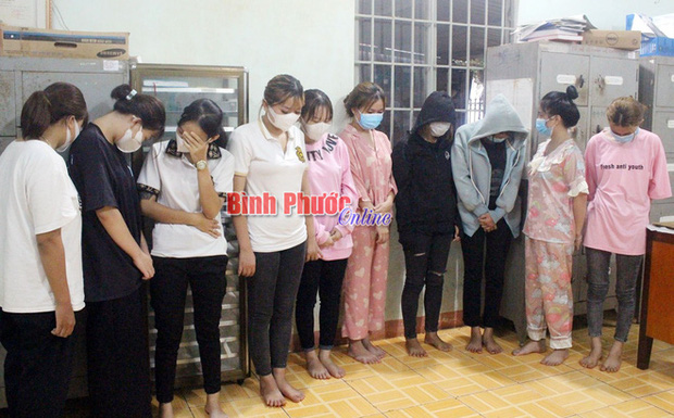 10 cô gái lao vào đánh nhau do 2 trong số này cùng yêu một chàng trai 10 cô gái lao vào đánh nhau do 2 trong số này cùng yêu một chàng trai