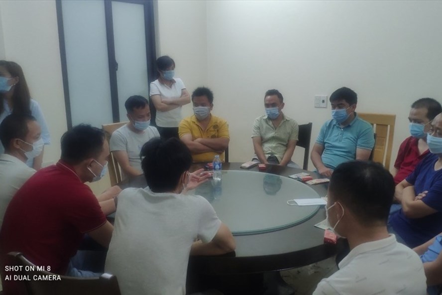 Hải Dương: Bất chấp lệnh cấm, nhà hàng mở cửa đón gần 20 khách nước ngoài Hải Dương: Bất chấp lệnh cấm, nhà hàng mở cửa đón gần 20 khách nước ngoài
