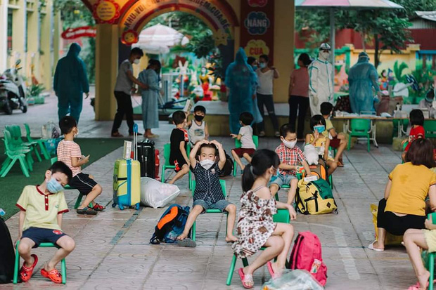Cô giáo mầm non ở Bắc Giang tình nguyện đi cách ly cùng học sinh: Nửa đêm tỉnh giấc, các con ôm cô sụt sùi 'Cô ơi, mẹ của con đâu?' Cô giáo mầm non ở Bắc Giang tình nguyện đi cách ly cùng học sinh: Nửa đêm tỉnh giấc, các con ôm cô sụt sùi 'Cô ơi, mẹ của con đâu?'