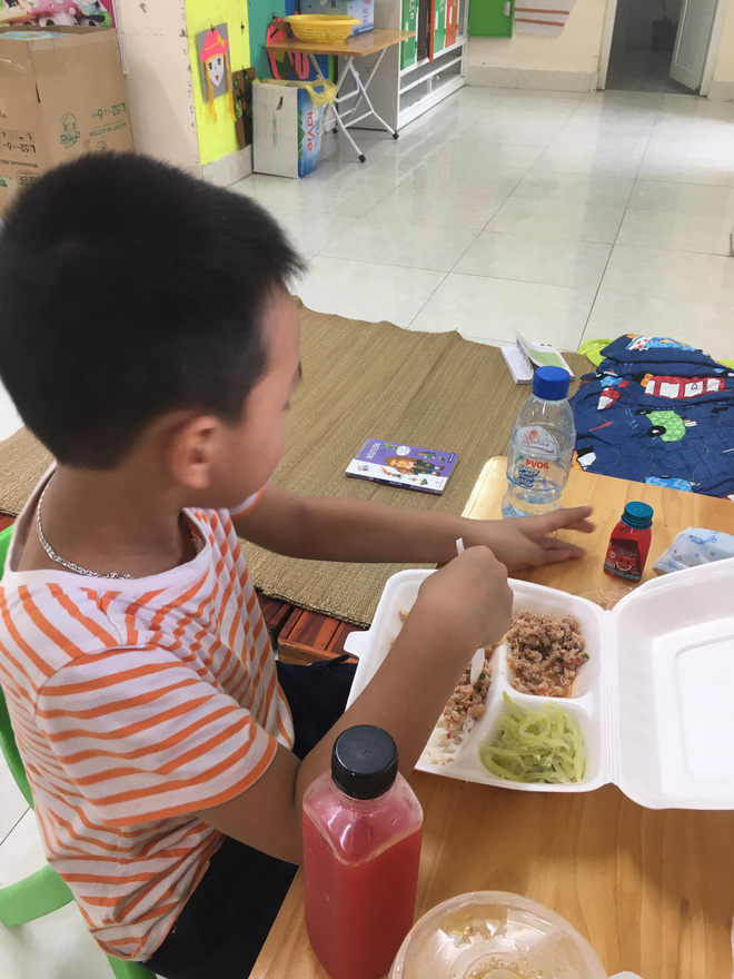 Cô giáo mầm non ở Bắc Giang tình nguyện đi cách ly cùng học sinh: Nửa đêm tỉnh giấc, các con ôm cô sụt sùi 'Cô ơi, mẹ của con đâu?' - 6 Cô giáo mầm non ở Bắc Giang tình nguyện đi cách ly cùng học sinh: Nửa đêm tỉnh giấc, các con ôm cô sụt sùi 'Cô ơi, mẹ của con đâu?' - 6