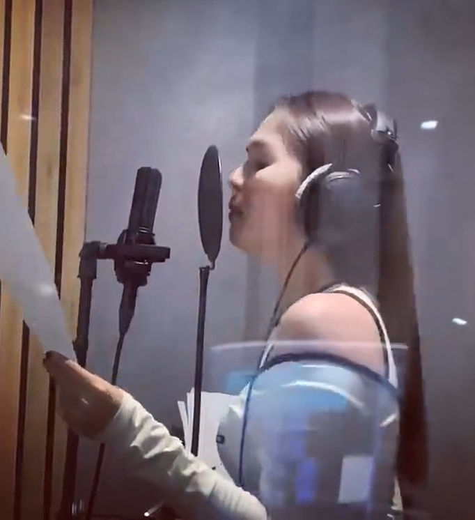 Hoang mang trước hình ảnh Ngọc Trinh thu âm trong studio, 'nữ hoàng nội y' sắp lấn sân làm ca sĩ? - 1 Hoang mang trước hình ảnh Ngọc Trinh thu âm trong studio, 'nữ hoàng nội y' sắp lấn sân làm ca sĩ? - 1