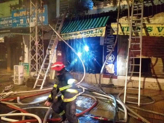 TP.HCM: Căn nhà bốc cháy dữ dội lúc rạng sáng, 3 người lớn và 1 trẻ em mắc kẹt được giải cứu kịp thời - 1 TP.HCM: Căn nhà bốc cháy dữ dội lúc rạng sáng, 3 người lớn và 1 trẻ em mắc kẹt được giải cứu kịp thời - 1