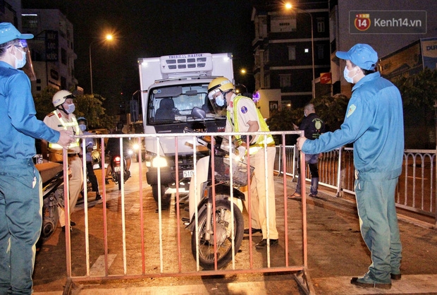 Những hình ảnh đầu tiên khi quận Gò Vấp thực hiện cách ly xã hội: 10 chốt phong toả chính thức đi vào hoạt động Những hình ảnh đầu tiên khi quận Gò Vấp thực hiện cách ly xã hội: 10 chốt phong toả chính thức đi vào hoạt động