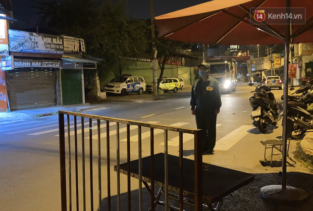 Những hình ảnh đầu tiên khi quận Gò Vấp thực hiện cách ly xã hội: 10 chốt phong toả chính thức đi vào hoạt động - 1 Những hình ảnh đầu tiên khi quận Gò Vấp thực hiện cách ly xã hội: 10 chốt phong toả chính thức đi vào hoạt động - 1