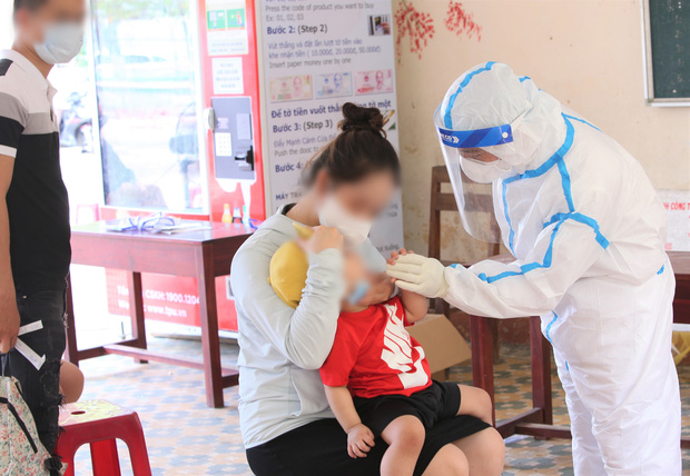 Bé trai 4 tuổi ở Đà Nẵng bị lây nhiễm COVID-19 từ bố mẹ sau 23 ngày cách ly và không có triệu chứng Bé trai 4 tuổi ở Đà Nẵng bị lây nhiễm COVID-19 từ bố mẹ sau 23 ngày cách ly và không có triệu chứng