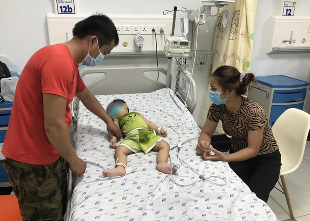 Bé gái 15 tháng tuổi ở Long An nguy kịch vì nuốt 7 miếng dao lam vào bụng Bé gái 15 tháng tuổi ở Long An nguy kịch vì nuốt 7 miếng dao lam vào bụng
