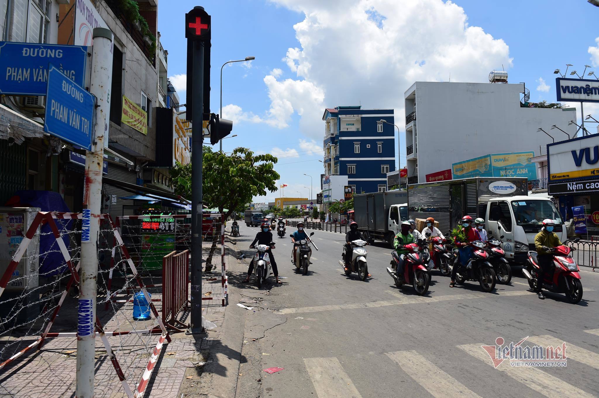 Quận Gò Vấp tạm thời cho người dân qua lại bình thường - 2 Quận Gò Vấp tạm thời cho người dân qua lại bình thường - 2