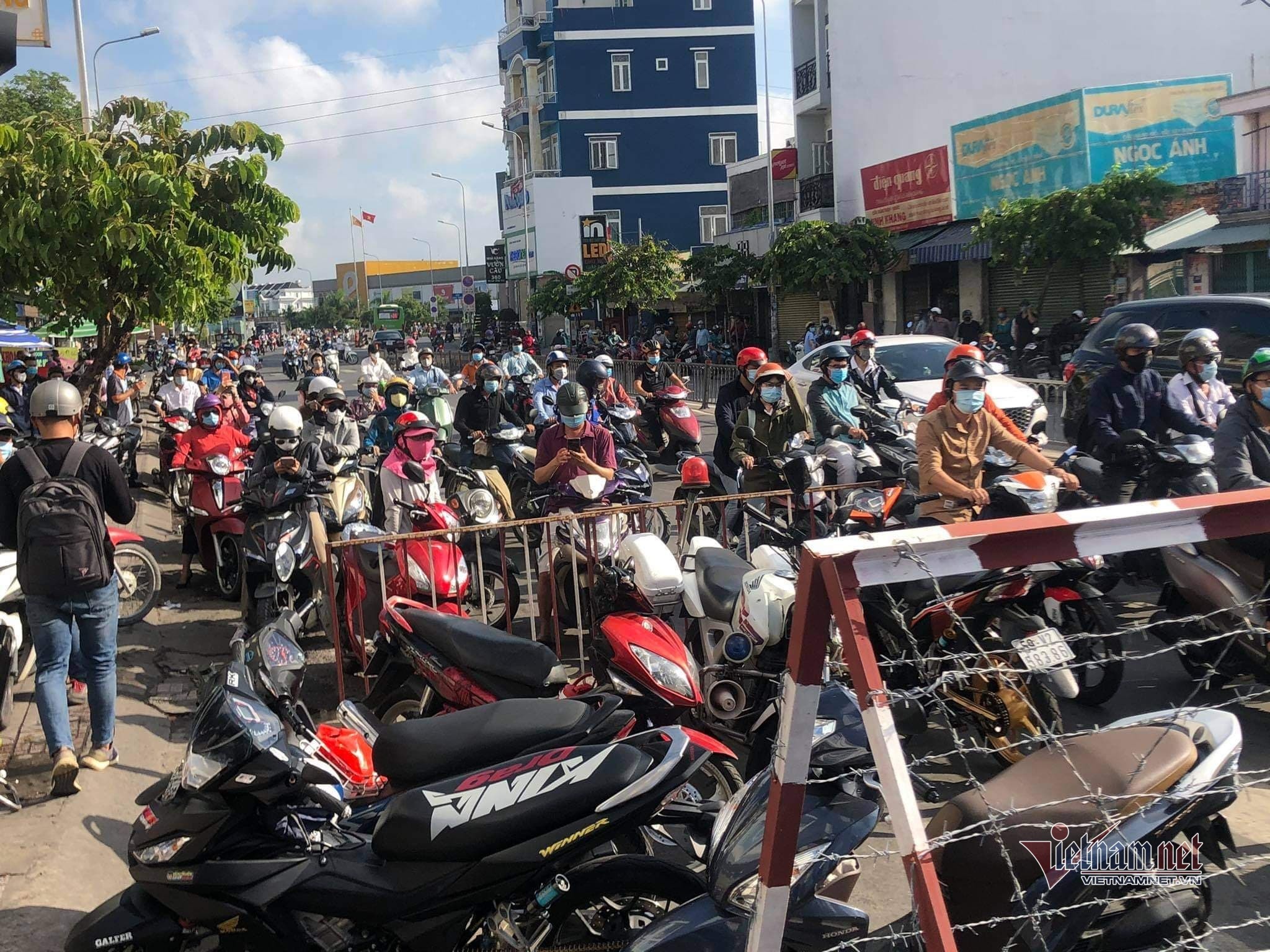 Quận Gò Vấp tạm thời cho người dân qua lại bình thường Quận Gò Vấp tạm thời cho người dân qua lại bình thường