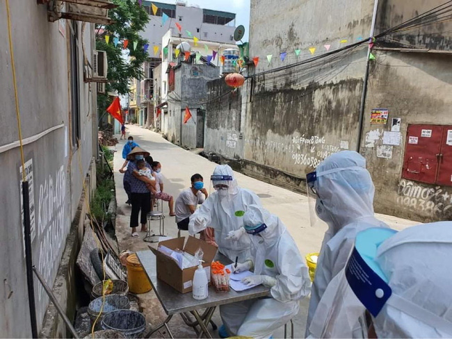 Bắc Giang: Nhân viên y tế đi từng ngõ, gõ cửa từng nhà lấy mẫu test nhanh, 15 phút sẽ có kết quả Bắc Giang: Nhân viên y tế đi từng ngõ, gõ cửa từng nhà lấy mẫu test nhanh, 15 phút sẽ có kết quả