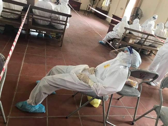 Bắc Giang: Nhân viên y tế đi từng ngõ, gõ cửa từng nhà lấy mẫu test nhanh, 15 phút sẽ có kết quả - 1 Bắc Giang: Nhân viên y tế đi từng ngõ, gõ cửa từng nhà lấy mẫu test nhanh, 15 phút sẽ có kết quả - 1