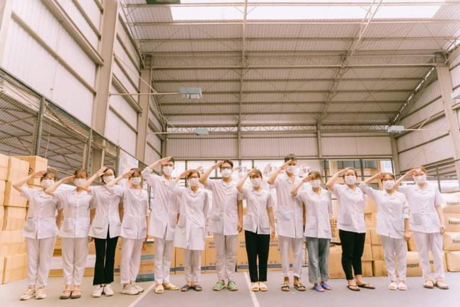 Bắc Giang: Nhân viên y tế đi từng ngõ, gõ cửa từng nhà lấy mẫu test nhanh, 15 phút sẽ có kết quả - 2 Bắc Giang: Nhân viên y tế đi từng ngõ, gõ cửa từng nhà lấy mẫu test nhanh, 15 phút sẽ có kết quả - 2