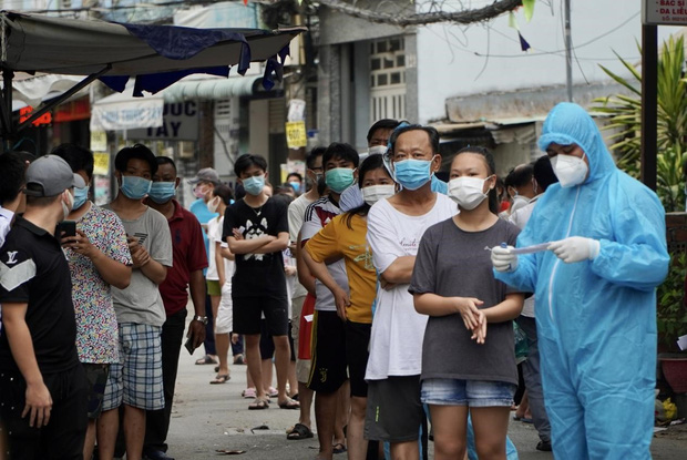 TP.HCM: Phong toả tạm thời hẻm chợ quận 8, lấy mẫu xét nghiệm cho 900 người dân quanh khu vực vì ca nghi mắc Covid-19 - 1 TP.HCM: Phong toả tạm thời hẻm chợ quận 8, lấy mẫu xét nghiệm cho 900 người dân quanh khu vực vì ca nghi mắc Covid-19 - 1
