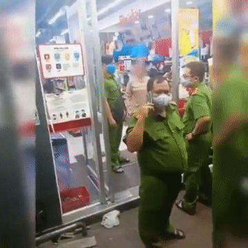 Người phụ nữ ở TP.HCM không đeo khẩu trang khi đi siêu thị còn lớn tiếng thách thức công an: 'Có dịch đâu mà đeo' Người phụ nữ ở TP.HCM không đeo khẩu trang khi đi siêu thị còn lớn tiếng thách thức công an: 'Có dịch đâu mà đeo'