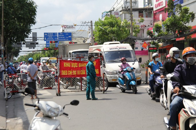 Tái lập 10 chốt kiểm soát ra vào Gò Vấp, lực lượng chức năng làm việc xuyên đêm - 14 Tái lập 10 chốt kiểm soát ra vào Gò Vấp, lực lượng chức năng làm việc xuyên đêm - 14