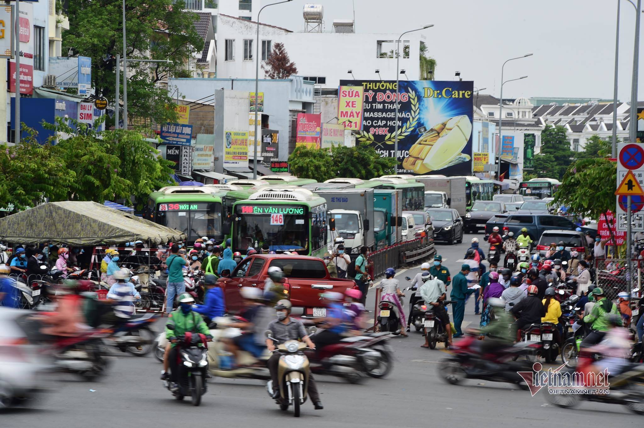 Kẹt xe nghiêm trọng ở Gò Vấp, Chủ tịch quận lệnh xả chốt liên tục - 7 Kẹt xe nghiêm trọng ở Gò Vấp, Chủ tịch quận lệnh xả chốt liên tục - 7