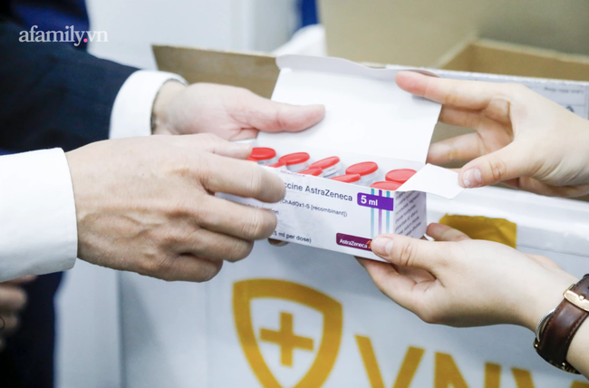 Cận cảnh 287.000 liều vắc xin COVID-19 Bộ Y tế chuẩn bị tiếp nhận - 4 Cận cảnh 287.000 liều vắc xin COVID-19 Bộ Y tế chuẩn bị tiếp nhận - 4