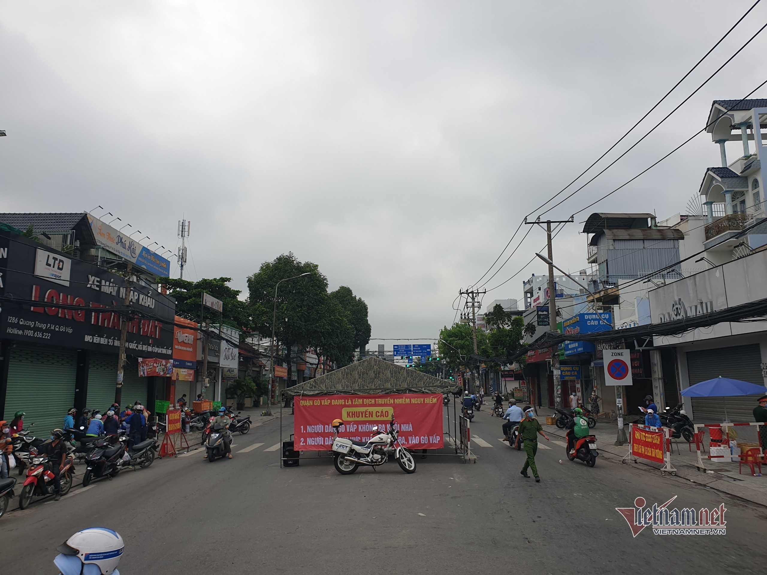 Gò Vấp ngày thứ 3 cách ly: Kiểm kỹ giấy tờ ra vào, xả chốt khi ùn tắc - 24 Gò Vấp ngày thứ 3 cách ly: Kiểm kỹ giấy tờ ra vào, xả chốt khi ùn tắc - 24