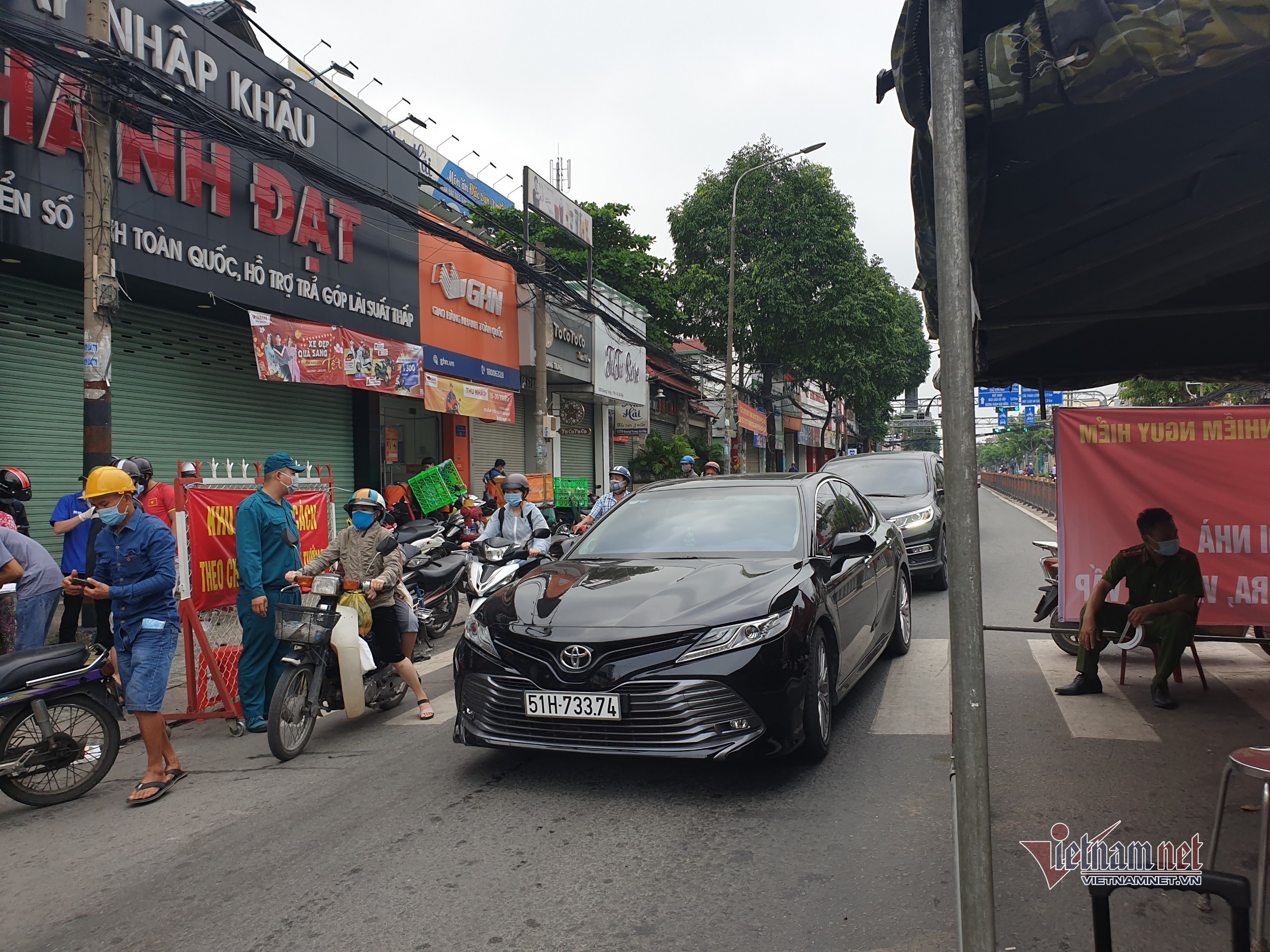 Gò Vấp ngày thứ 3 cách ly: Kiểm kỹ giấy tờ ra vào, xả chốt khi ùn tắc - 22 Gò Vấp ngày thứ 3 cách ly: Kiểm kỹ giấy tờ ra vào, xả chốt khi ùn tắc - 22