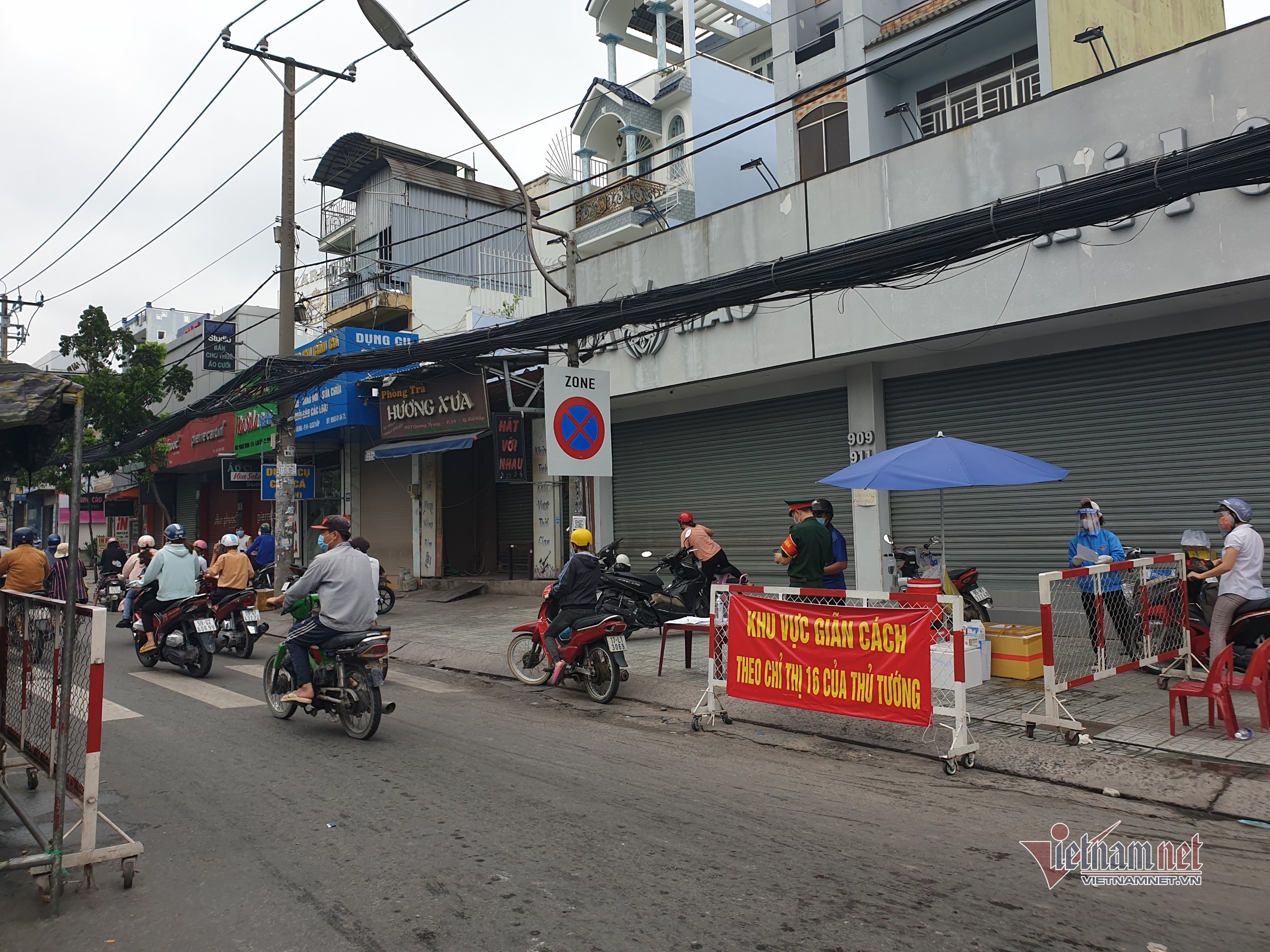 Gò Vấp ngày thứ 3 cách ly: Kiểm kỹ giấy tờ ra vào, xả chốt khi ùn tắc - 23 Gò Vấp ngày thứ 3 cách ly: Kiểm kỹ giấy tờ ra vào, xả chốt khi ùn tắc - 23