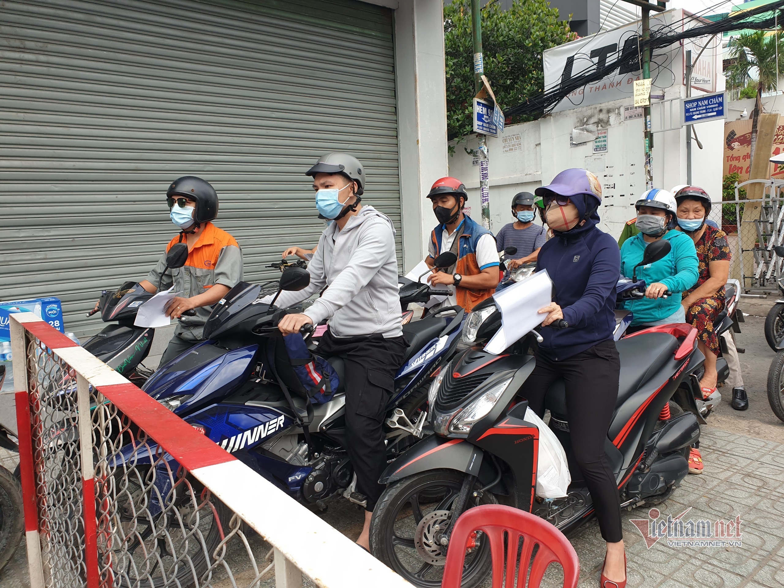 Gò Vấp ngày thứ 3 cách ly: Kiểm kỹ giấy tờ ra vào, xả chốt khi ùn tắc - 13 Gò Vấp ngày thứ 3 cách ly: Kiểm kỹ giấy tờ ra vào, xả chốt khi ùn tắc - 13